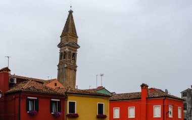 Dolomitler karlı temmuz aylarında sisli zirveler ve dramatik hava ile yürüyüş Tre Cime Turu 'nu cezbediyor.