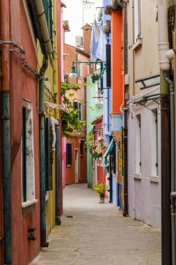 Burano 'nun teknik güzelliğini keşfedin. Her ev cesur renklerle övünür. Adayı canlı bir başyapıta dönüştürür..