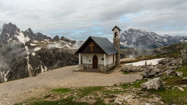 Tre Cime Pisti 'nde Haziran yürüyüşü: Karla kaplı yollar ve bulutların arasından gözetleyen Dolomite zirveleri