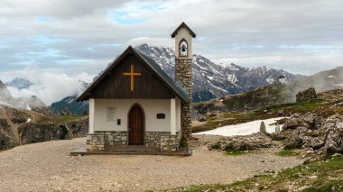 Tre Cime Circuit: Haziran 'da esrarengiz sis içinde karla kaplı patikalar ve Dolomitler