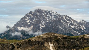 Haziran ayında Tre Cime Circuit: Kar ve sis Dolomite zirveleri etrafında gerçeküstü bir atmosfer yarattı