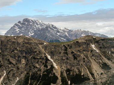 Dolomitler karlı temmuz aylarında sisli zirveler ve dramatik hava ile yürüyüş Tre Cime Turu 'nu cezbediyor.