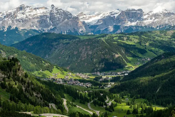 stock image The serpentine road from Gardena Pass to Colfosco offers a picturesque drive with breathtaking views of towering peaks and alpine beauty