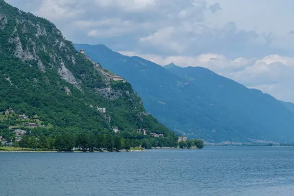 stock image With its calm waters and striking mountain scenery, Lago d'Idro provides a picturesque setting for nature lovers and travelers alike.