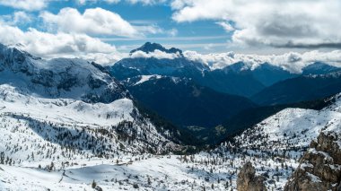 Dolomitlerin sonu gelmeyen karlı zirveleri el değmemiş vahşi doğanın hayranlık ve merak uyandırdığı görkemli bir manzarayla gözler önüne seriliyor..