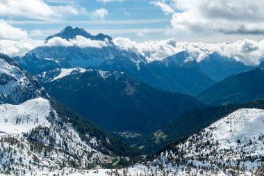 Panoramik manzaradaki karlı Dolomitler: yükselen tepelerin, sonsuz ufukların ve kışın saf özünün sihirli bir karışımı