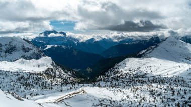 Dolomitler altın bir ışıltıyla canlanır, kaplama niteliklerini en iyi paletle gösterirler.