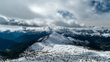 Dolomitler altın bir ışıltıyla canlanır, kaplama niteliklerini en iyi paletle gösterirler.