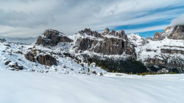 Dolomitler altın bir ışıltıyla canlanır, kaplama niteliklerini en iyi paletle gösterirler.