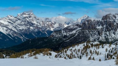 Dolomitler altın bir ışıltıyla canlanır, kaplama niteliklerini en iyi paletle gösterirler.