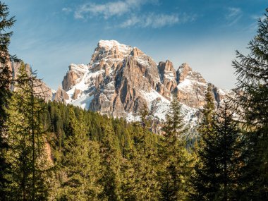 Dolomitler altın bir ışıltıyla canlanır, kaplama niteliklerini en iyi paletle gösterirler.
