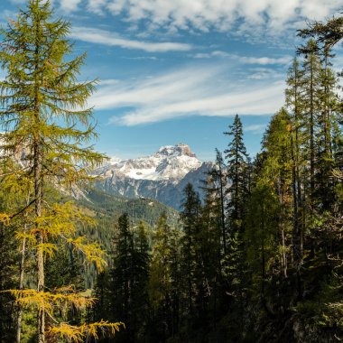 Dolomitler altın bir ışıltıyla canlanır, kaplama niteliklerini en iyi paletle gösterirler.