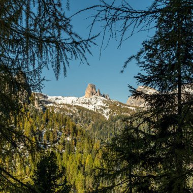 Dolomitler altın bir ışıltıyla canlanır, kaplama niteliklerini en iyi paletle gösterirler.