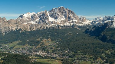 Dolomitler altın bir ışıltıyla canlanır, kaplama niteliklerini en iyi paletle gösterirler.