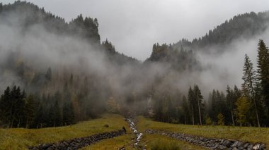 Dolomitler altın bir ışıltıyla canlanır, kaplama niteliklerini en iyi paletle gösterirler.