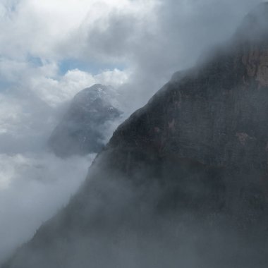 Sonbaharın sihrini Dolomiti Alplerinde keşfedin. Her yol bir sanat eseridir.