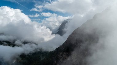 Sonbaharın altın renklerine bürünmüş Dolomiti dağlarının cazibesini tecrübe et.
