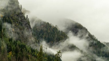 Dolomitlerde sonbahar, doğanın en iyi sanatını icra eden bir yolculuktur.