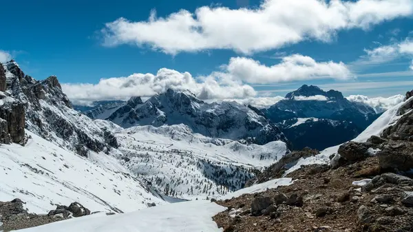 Dolomitler altın bir ışıltıyla canlanır, kaplama niteliklerini en iyi paletle gösterirler.