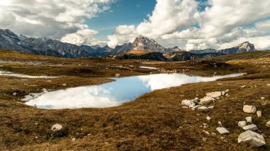 Lago d Antorno captures the essence of autumn in its crystal-clear reflections of the Dolomiti clipart