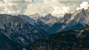 Dolomiti dağları daha önce görülmemiş bir manzara sunan sonbahar renklerinden oluşan canlı bir palette parlıyor..