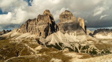 Doğanın en iyi başyapıtını yaptığı Dolomiti dağlarının nefes kesici sonbahar manzarası.