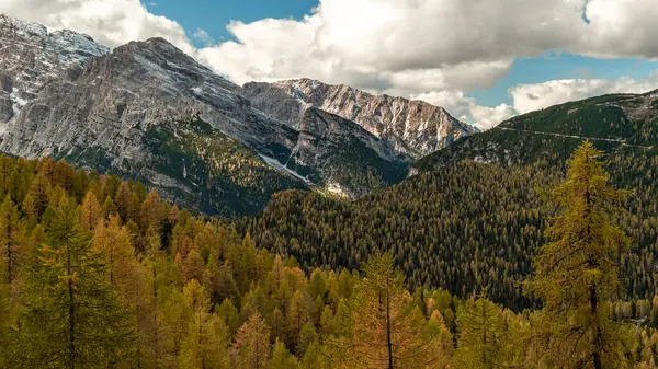 Kıtır dağ havası ve sonbahar renkleri Dolomitlerde unutulmaz anlar yaratır.