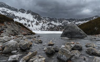 Kayalık kayalıklardan Roztoka Vadisi 'ne dökülen buzul şelaleleri en güzel doğal özelliklerden birini yaratır..