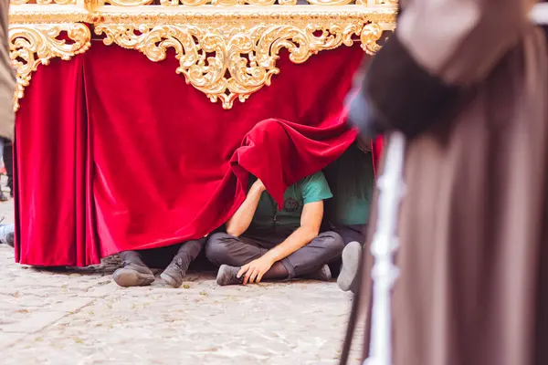Person Face Covered Sitting Ground Holy Week Throne Resting Day — Stock Photo, Image