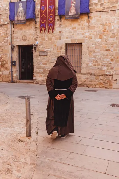 Penitent Walking Backwards Stone Street Daytime — Stock Photo, Image