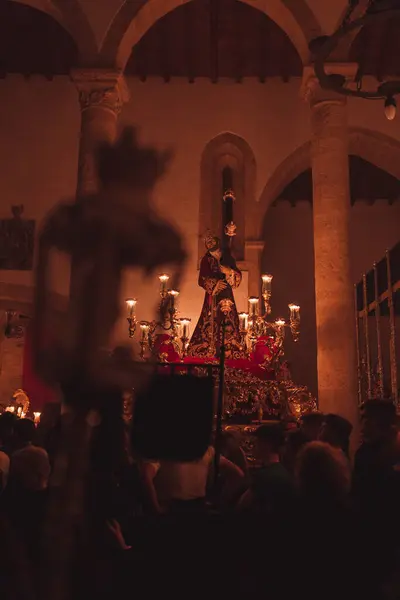Holy Week Throne Dark Church Illuminated Candles Surrounded Many People — Stock Photo, Image