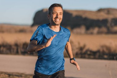 Kırsalda gün batımında koşan bir adam, spor yapan bir konsept..