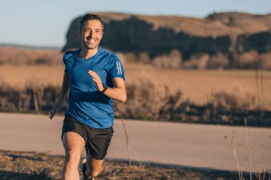 Kırsalda gün batımında koşan bir adam, spor yapan bir konsept..