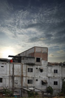 Jakarta 'daki dramatik mavi gökyüzü olan eski bina