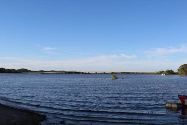 Parktaki nehrin güzel manzarası
