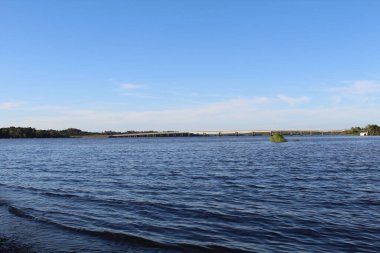 Sonbahar parkında göl