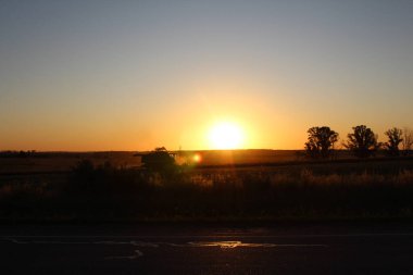 Güzel gün batımı yol üzerinde