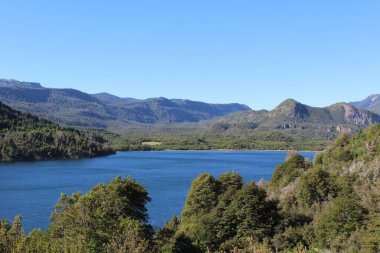 Dağ gölü manzarası