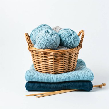 Mavi arka planda sepetin içinde örgü ipliği