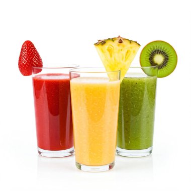 beyaz arka planda meyve ve sebze içecekleri.