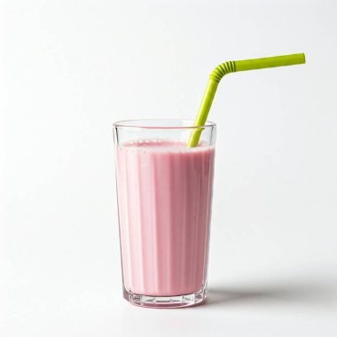 Beyaz arka planda izole edilmiş pembe milkshake ile bir bardak süt.