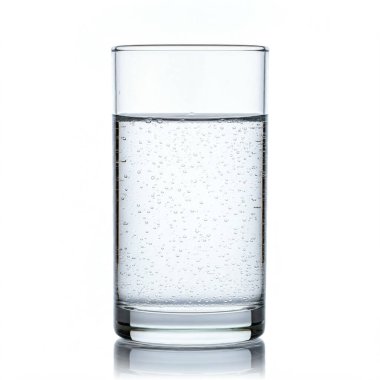 Bir bardak saf su ve biraz su.