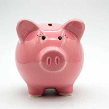 Beyaz arka planda izole edilmiş bir kumbara.