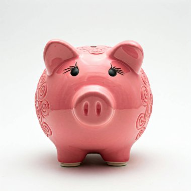 Beyaz arka planda pembe domuz kumbarası