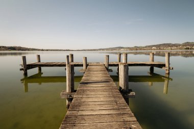 Baharda Pfaeffikersee Gölü 'nde banyo iskelesi.