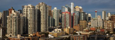 Yolculuk rotası Calgary. Bankacılar salonu ve Calgary kulesiyle sonbahar mevsiminde gökyüzü manzarası