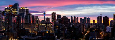 Yolculuk rotası Calgary. Gündoğumunda sonbahar mevsiminde gökyüzünün panoramik görüntüsü