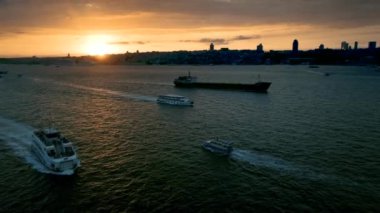 İstanbul şehrinin hava manzarası, hindi