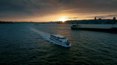 İstanbul şehrinin hava manzarası, hindi