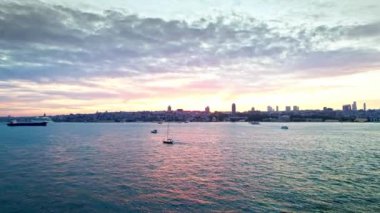 İstanbul şehrinin hava manzarası, hindi